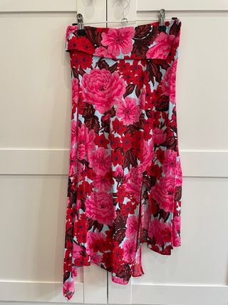 Falda midi floral roja y rosa