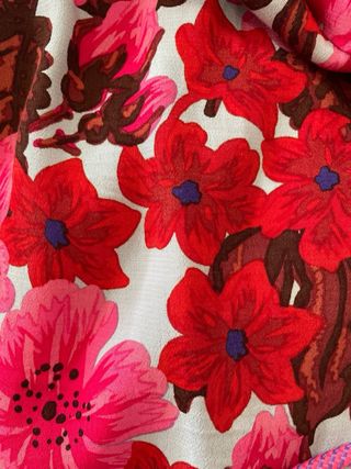 Falda midi floral roja y rosa