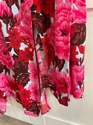 Falda midi floral roja y rosa