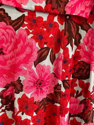 Falda midi floral roja y rosa