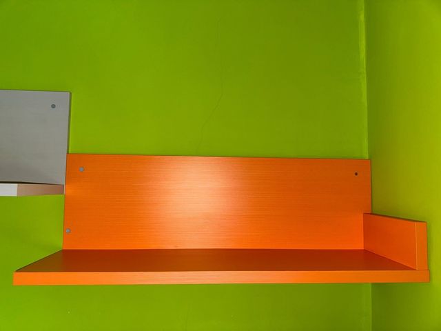 Estanterías naranja y beige