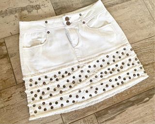 Mini falda vaquera blanca con tachuelas
