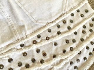 Mini falda vaquera blanca con tachuelas