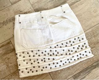 Mini falda vaquera blanca con tachuelas