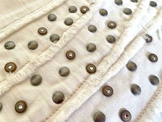 Mini falda vaquera blanca con tachuelas