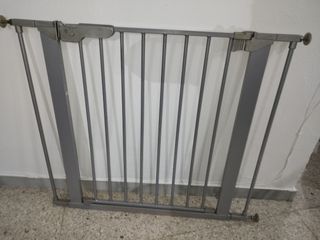 Barrera seguridad bebé - Gris
Mide 1,07 cm máximo 