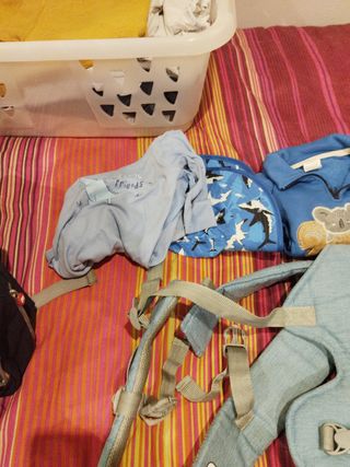 Mochila portabebés + ropa bebé+Porta bebé