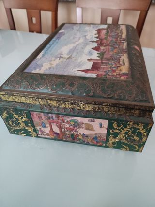 Caja metálica antigua