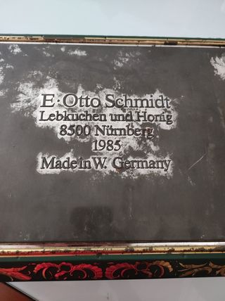 Caja metálica antigua