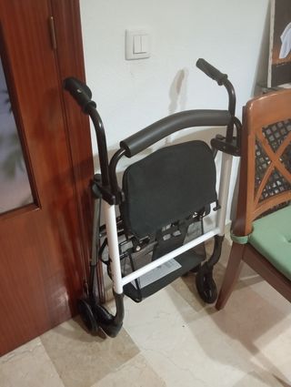 Andador con asiento y cesta