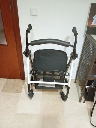 Andador con asiento y cesta