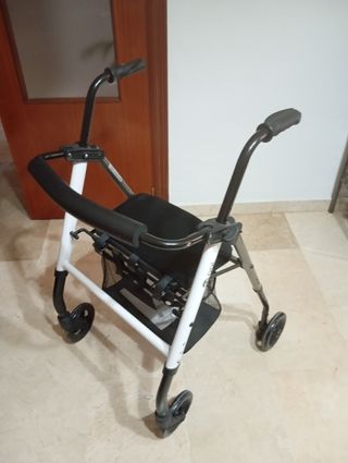Andador con asiento y cesta
