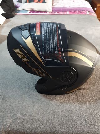 Casco moto negro y dorado talla XL.