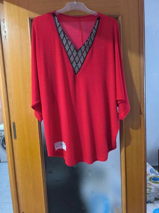 Blusón rojo brillante, escote decorado