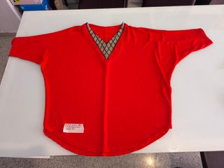 Blusón rojo brillante, escote decorado