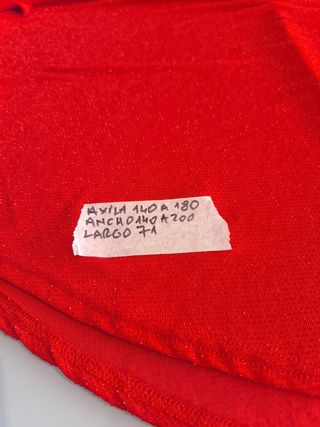 Blusón rojo brillante, escote decorado