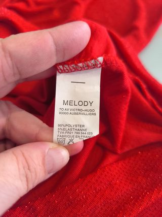 Blusón rojo brillante, escote decorado