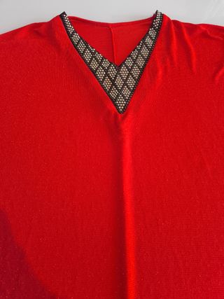 Blusón rojo brillante, escote decorado