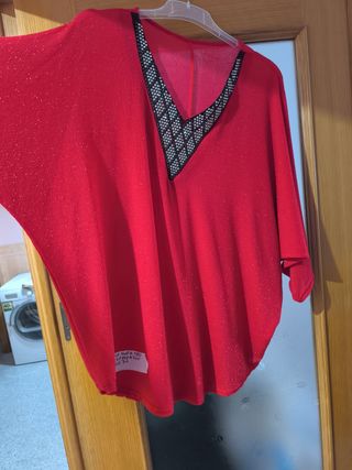 Blusón rojo brillante, escote decorado