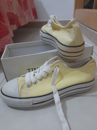 Zapatillas amarillas tipo Converse