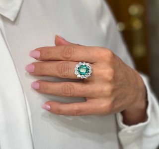 Anillo en oro blanco 18k con esmeralda y diamantes