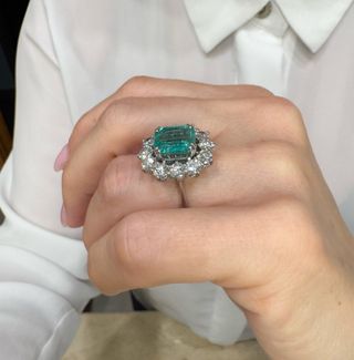 Anillo en oro blanco 18k con esmeralda y diamantes