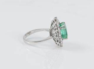 Anillo en oro blanco 18k con esmeralda y diamantes