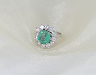 Anillo en oro blanco 18k con esmeralda y diamantes