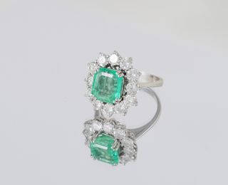Anillo en oro blanco 18k con esmeralda y diamantes