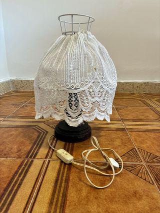 Lámpara de mesa con pantalla de encaje
