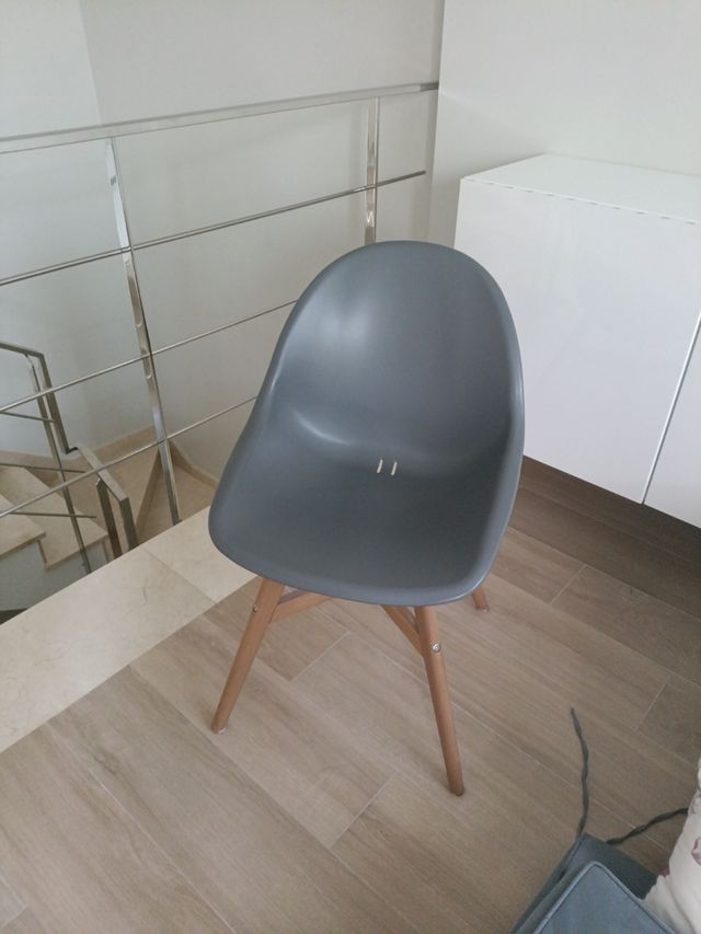 Sedia grigia con gambe in legno