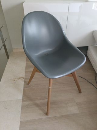 Silla gris con patas madera