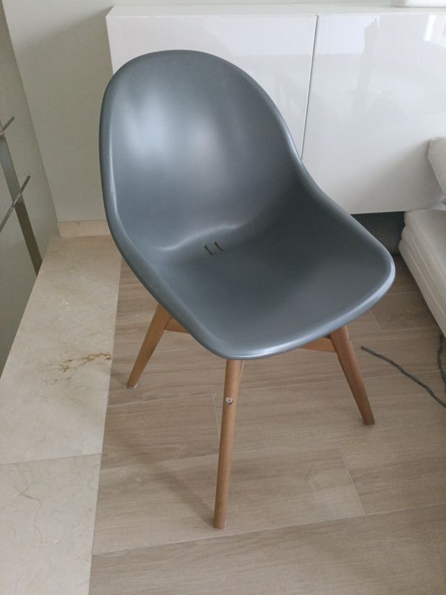 Sedia grigia con gambe in legno