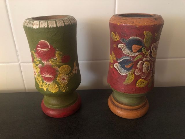 2 Jarrones de madera de artesania local.