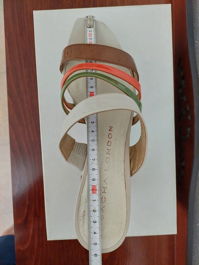 Sandalias Sacha London cuña beige