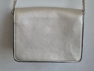 Bolso Zara dorado con pedrería