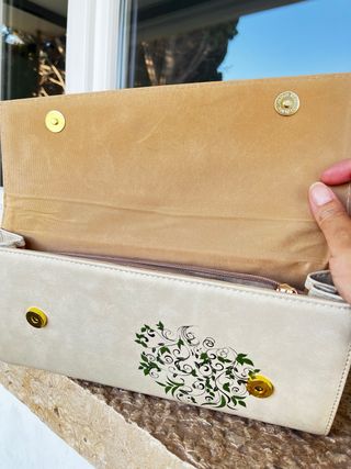 Bolso mano beige con flores