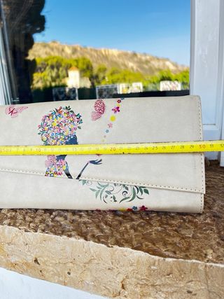 Bolso mano beige con flores