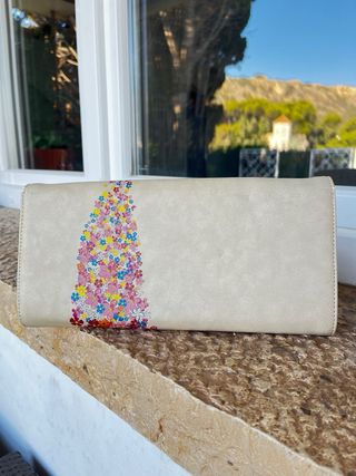Bolso mano beige con flores