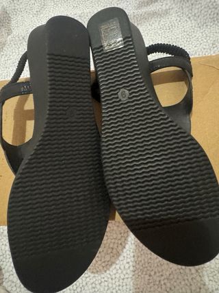 Sandalias negras brillantes