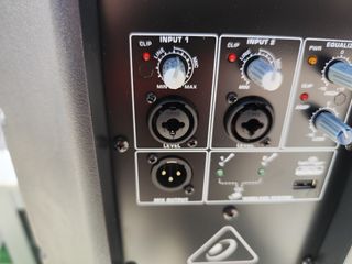 Altavoz Behringer  1000W Con ecualizador y mesclad