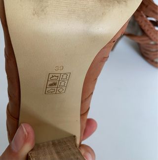 Sandálias Guess Marrom Salto Alto.