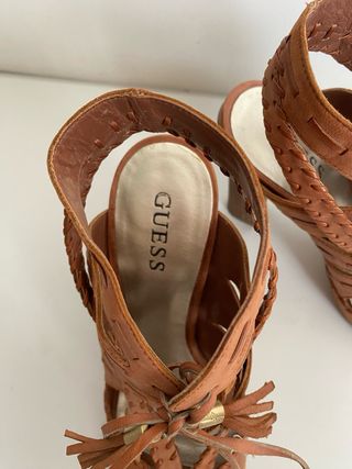 Sandálias Guess Marrom Salto Alto.