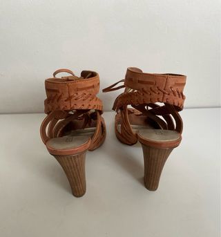 Sandálias Guess Marrom Salto Alto.