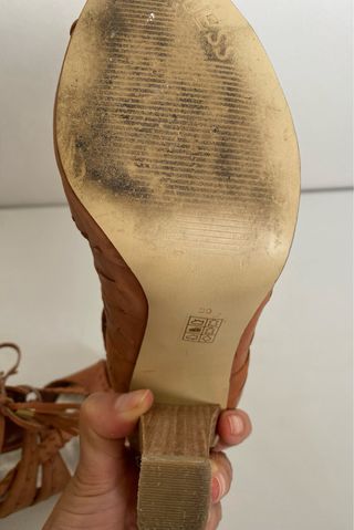 Sandálias Guess Marrom Salto Alto.