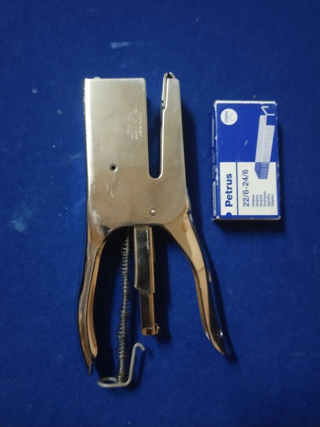 Vecchia pinzatrice da scrivania, con graffette.