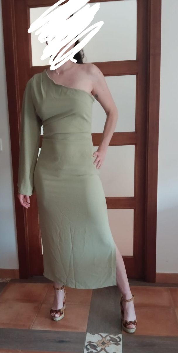Vestido asimétrico verde pastel. 