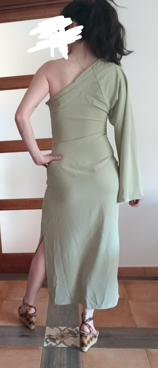 Vestido asimétrico verde pastel. 