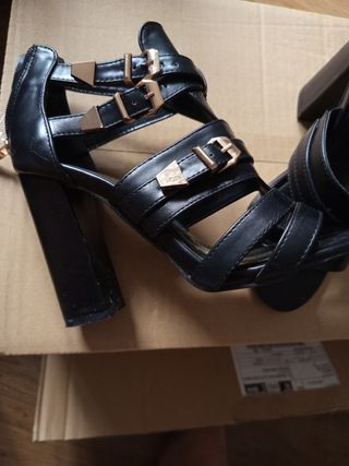 Sandalias tacón alto negras doradas