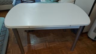Mesa extensible blanca y plata